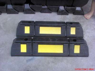 橡胶减速带与路拱 道路减速设备选购指南